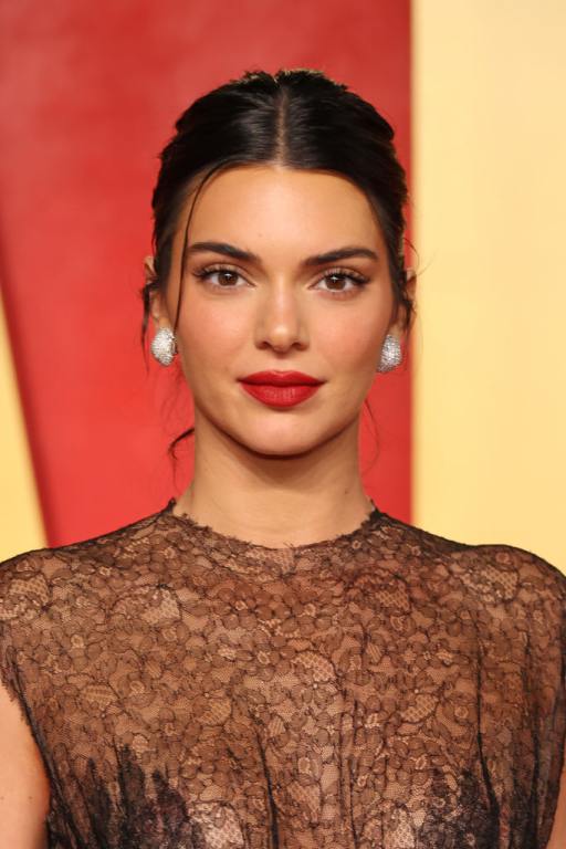 Kendall Jenner Praised For Showing Face Lines And Grays